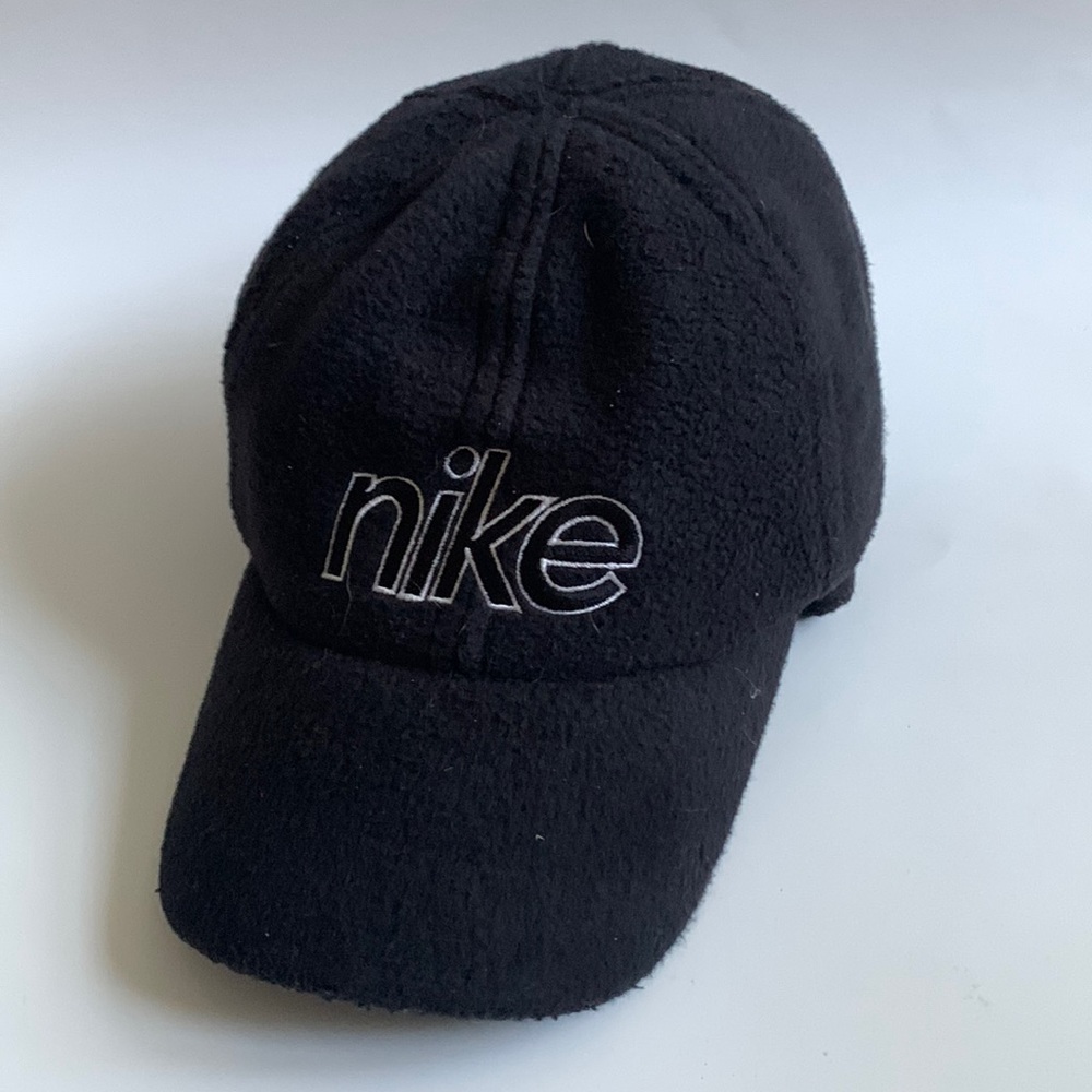 NIKE child’s cap with ear covers in black fleece